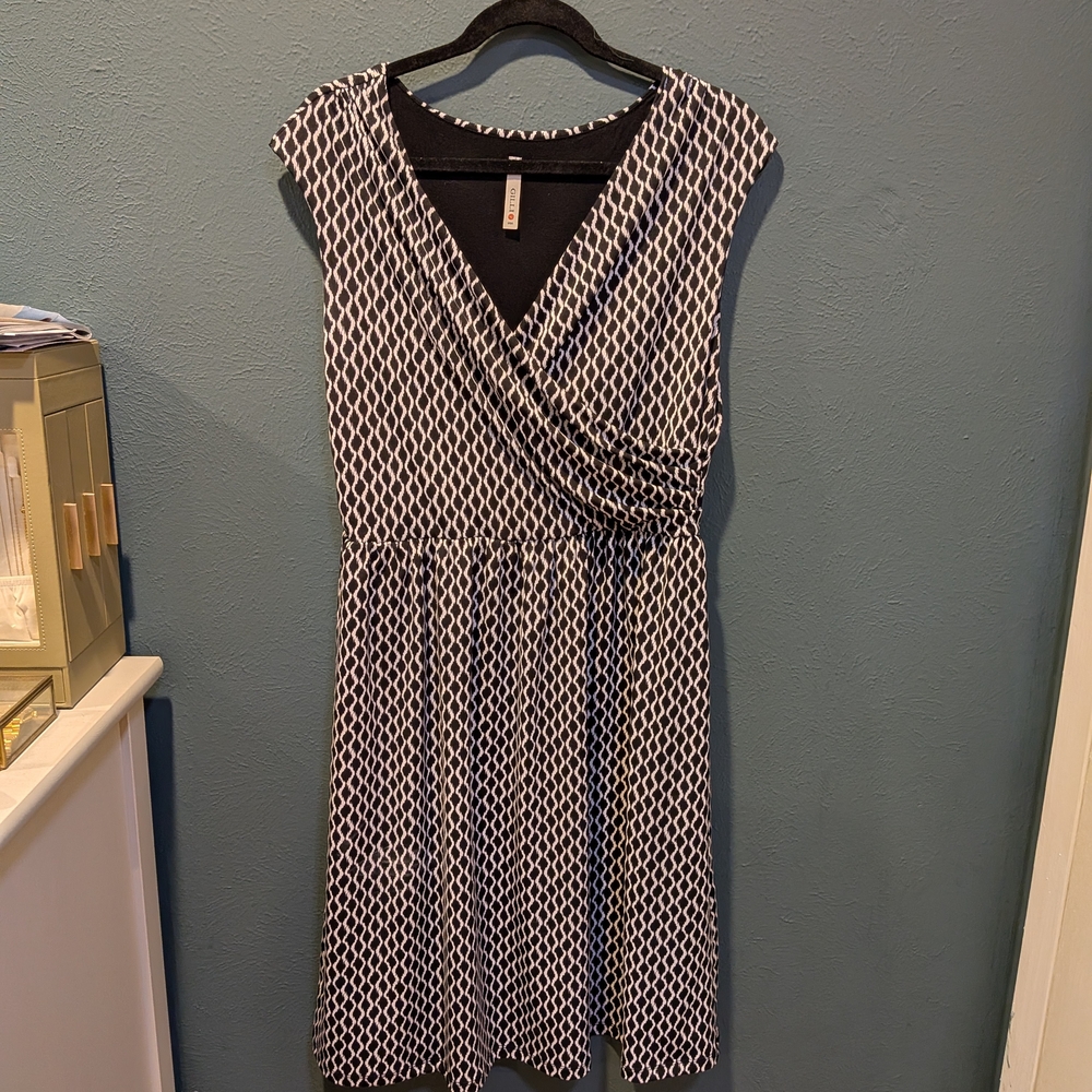 Gilli Black and White Geometric Midi Dress